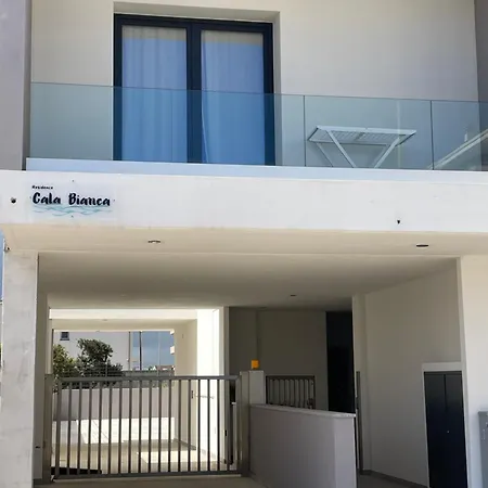 מלון דירות Cala Bianca 3*